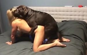 Esposa safada dando pro cachorro preto