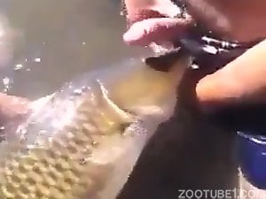 Homem pervertido faz zoo com peixes