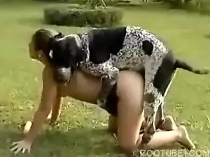 Mulher de quatro no jardim sendo comida pelo cachorro