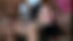 Una mujer se deja comer por un perrito caliente