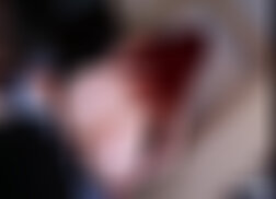 Una mujer graba a un perro lamiéndole la vagina