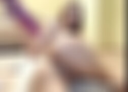Mujer traviesa en un vestido follando con un perro