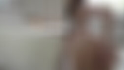 Chica joven con coño peludo consigue oral de perro